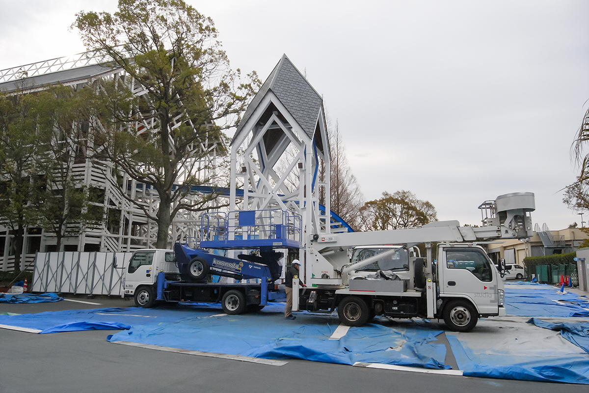 高所作業車で鉄骨を取り付け