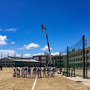 教育ビデオ制作の為の写真撮影で高所作業車オペレーター　三重県四日市市
